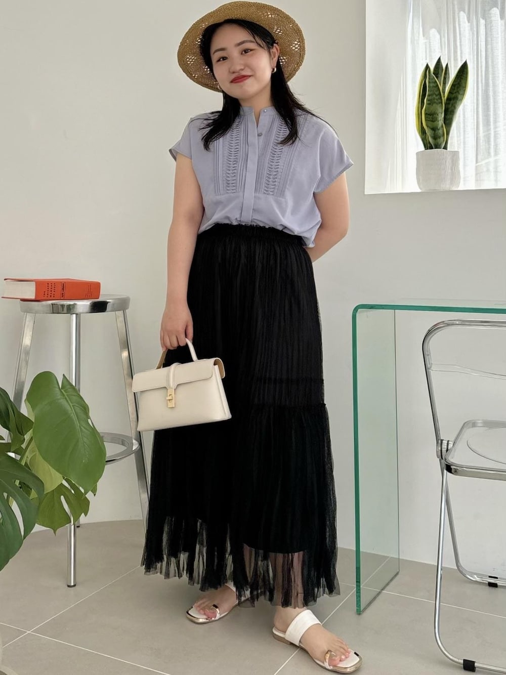 「154㎝、お出かけ、夏ブラウス、ハット、つば広ハット、ホワイト、ハンドバッグ、ミニ、ブルー、ブラウス、フレンチスリーブ、スカート、ロング、プリーツ、マキシ」｜「VISの【追加/新色】【2WAY】ひねり金具ワンハンドルミニショルダーバッグ（ショルダーバッグ、ホワイト系）」を使った、MAIさん（レディース・154cm）の春コーディネートの1枚目の写真