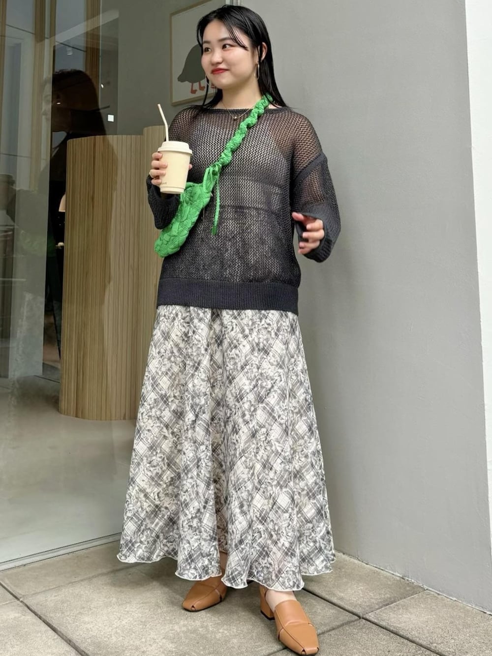 「154㎝、メッシュ、フェミニン、お出かけ、デザイン、ブラック、ショルダーバッグ、グリーン、ボディバッグ、ニット、長袖、総柄、スカート、ロング、マキシ」｜「Juzeのクローズトゥサンダル（サンダル、イエロー系）」を使った、MAIさん（レディース・154cm）の春コーディネートの1枚目の写真