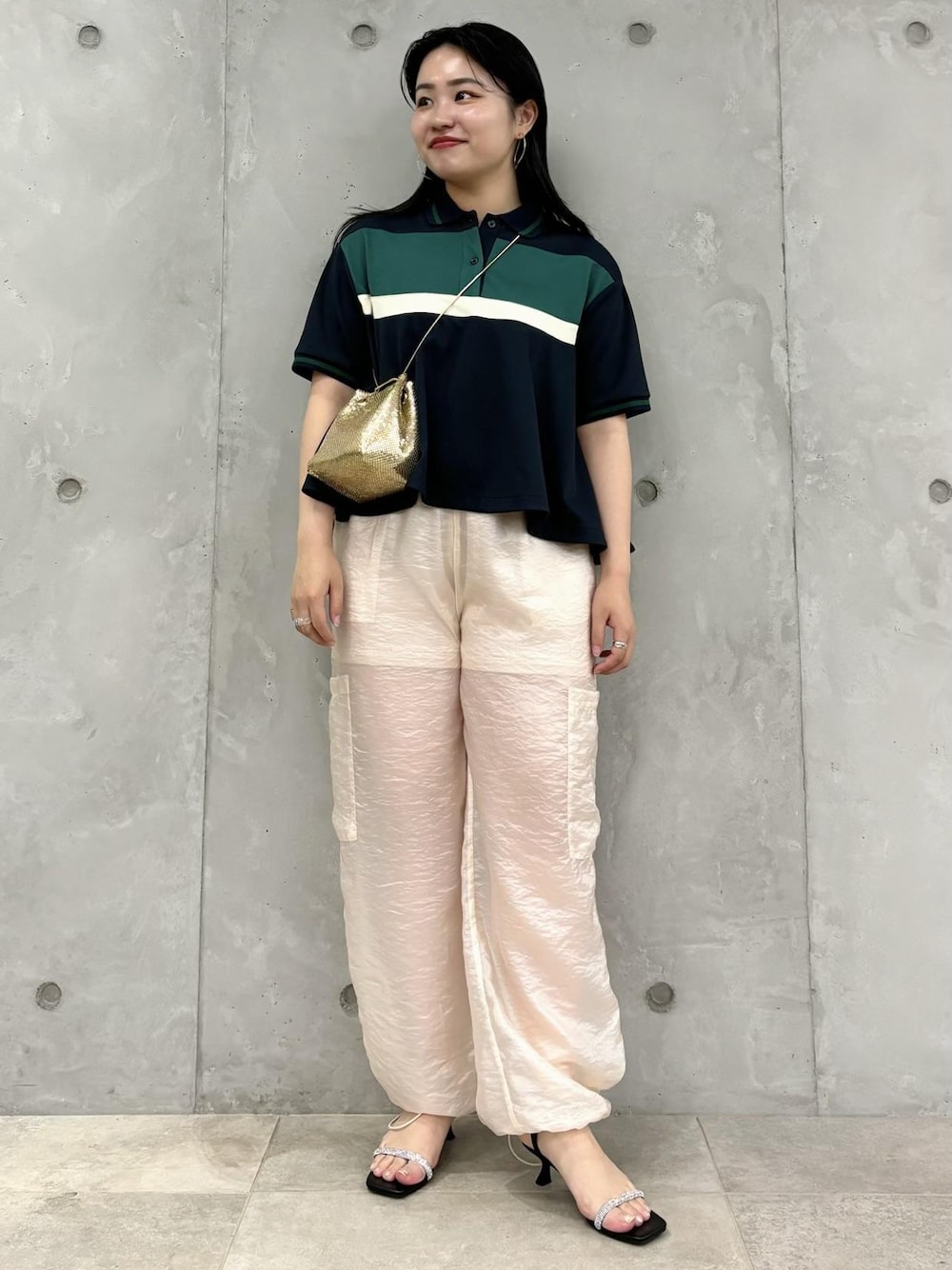 「154㎝、ポロ、パンツ、ヒール、ストラップ、ストラップサンダル、初夏コーデ、夏コーデ、初秋コーデ、お出かけコーデ、スポーツミックス、大人カジュアル、パンツスタイル、体型カバー、カジュアルコーデ」｜「VISのメタルメッシュ巾着ショルダーバッグ（ショルダーバッグ、ゴールド系）」を使った、MAIさん（レディース・154cm）の夏コーディネートの1枚目の写真