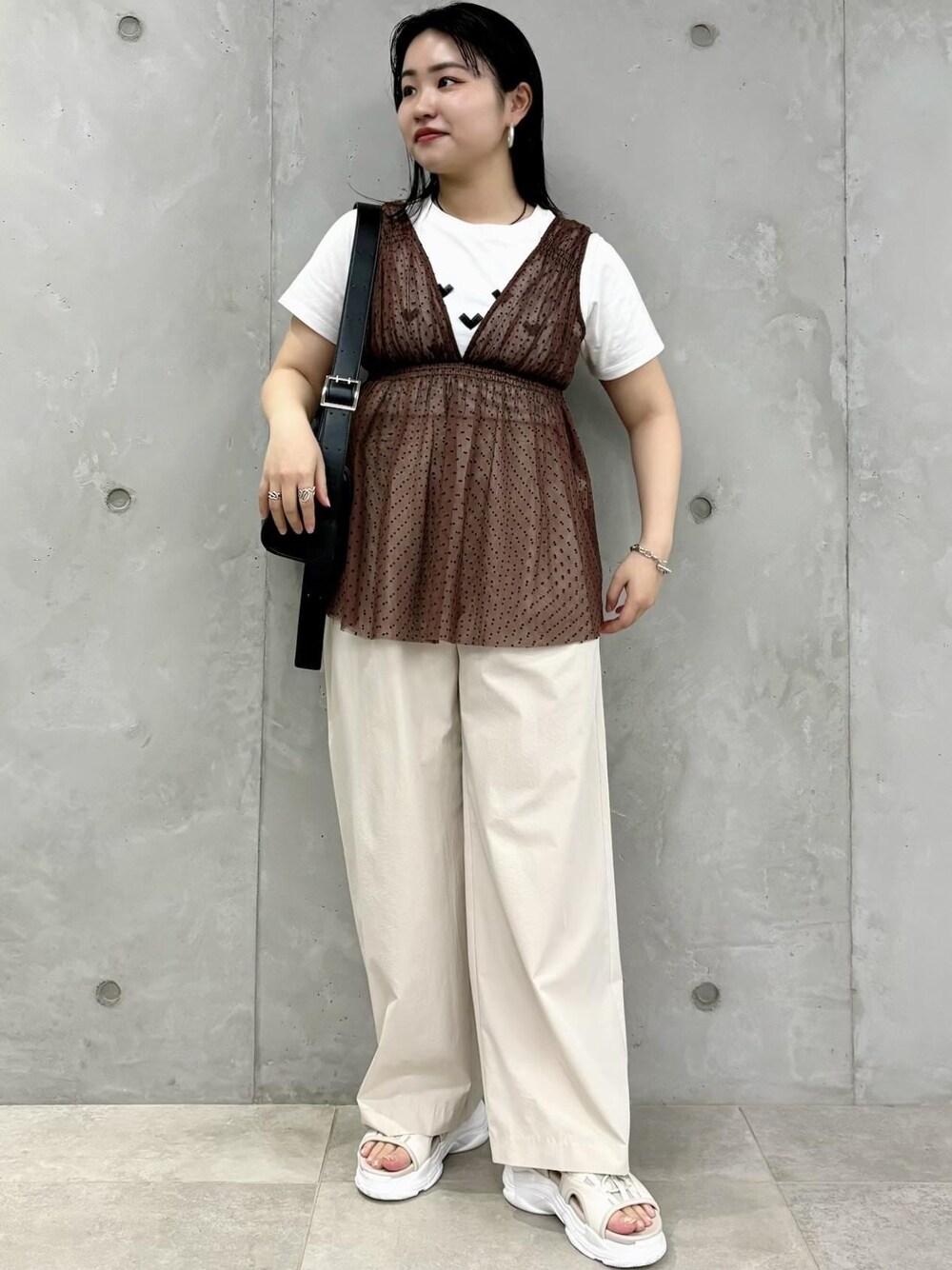 「154㎝、新作、春コーデ、Tシャツ、レイヤード、大人可愛い、ブラウン、ショルダーバッグ、ビスチェ、ベージュ、パンツ、ワイド、サンダル、スポーツサンダル、VIS」｜「VISの横長ショルダーバッグ（ショルダーバッグ、ブラック系）」を使った、MAIさん（レディース・154cm）の春コーディネートの1枚目の写真
