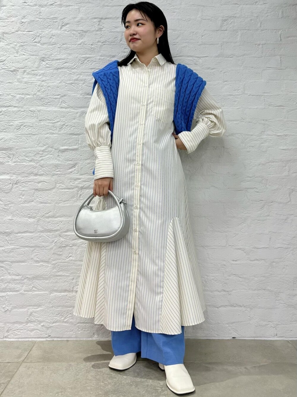 「154㎝、新作、春コーデ、レイヤード、ホワイト、シルバー、ハンドバッグ、ミニ、ブルー、シャツ、ワンピース、フレア、シャツワンピース、パンツ、ワイド」｜「Juzeのスクエアトゥミュール（その他シューズ、ホワイト系）」を使った、MAIさん（レディース・154cm）の春コーディネートの1枚目の写真