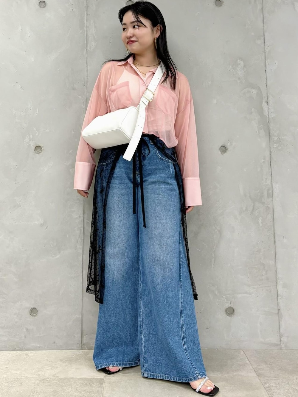 「レイヤード、スカート、154㎝、トレンド、ホワイト、ショルダーバッグ、ボディバッグ、長袖、ロング、ピンク、シアー、パンツ、ブルー、デニム、ワイド」｜「VISの【セットアップ対応】デニムワイドパンツ【洗える】（デニムパンツ、ブルー系）」を使った、MAIさん（レディース・154cm）の春コーディネートの1枚目の写真