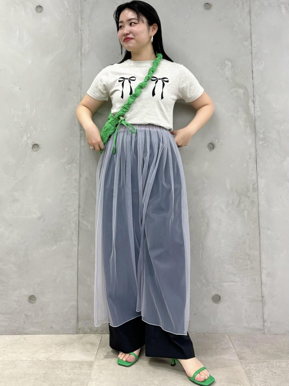 「154㎝、春コーデ、新作、レイヤード、お出かけ、ショルダーバッグ、グリーン、ポシェット、Tシャツ、ロゴ、半袖、スカート、ロング、ウエストゴム、ブラック」｜「Juzeのストラップヒールサンダル（サンダル、グリーン系）」を使った、MAIさん（レディース・154cm）の春コーディネートの1枚目の写真