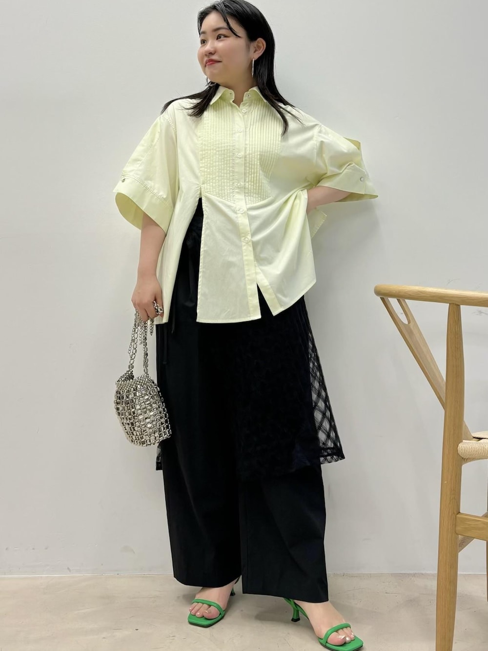 「154㎝、新作、レイヤード、春コーデ、半袖、ブラウス、シャツ、グリーン、ブラック、パンツ、ヒール、ストラップ、ストラップサンダル、VIS、低身長」｜「VISの【2WAY】ビーズショルダーバッグ（ショルダーバッグ、シルバー系）」を使った、MAIさん（レディース・154cm）の春コーディネートの1枚目の写真