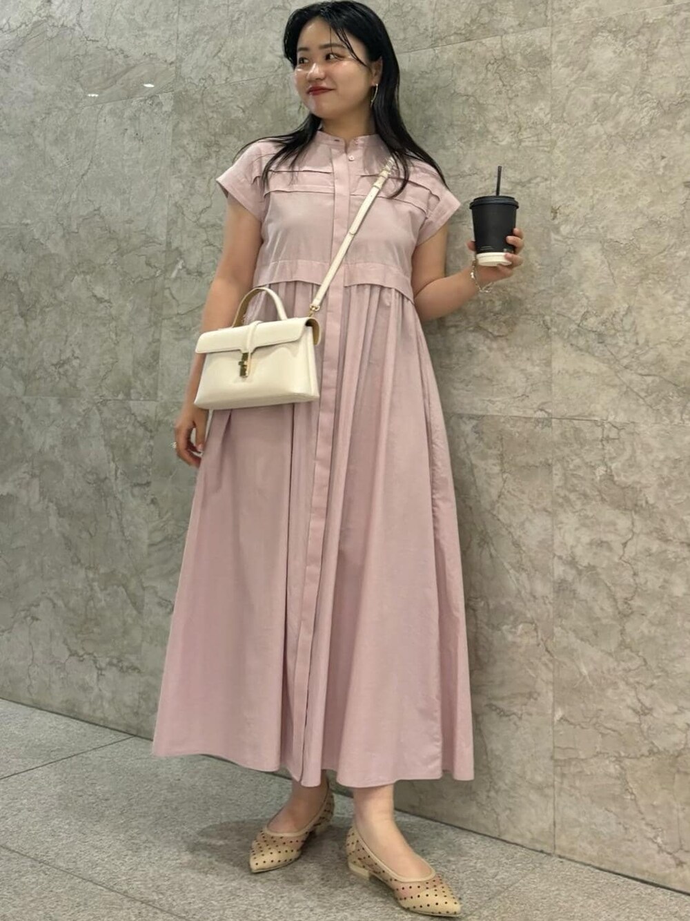 「154㎝、お出かけ、ワンピース、ピンク、フェミニン、キレイ目、VIS、低身長、骨格ストレート、ブルベ」｜「VISの【追加/新色】【2WAY】ひねり金具ワンハンドルミニショルダーバッグ（ショルダーバッグ、ホワイト系）」を使った、MAIさん（レディース・154cm）の春コーディネートの1枚目の写真