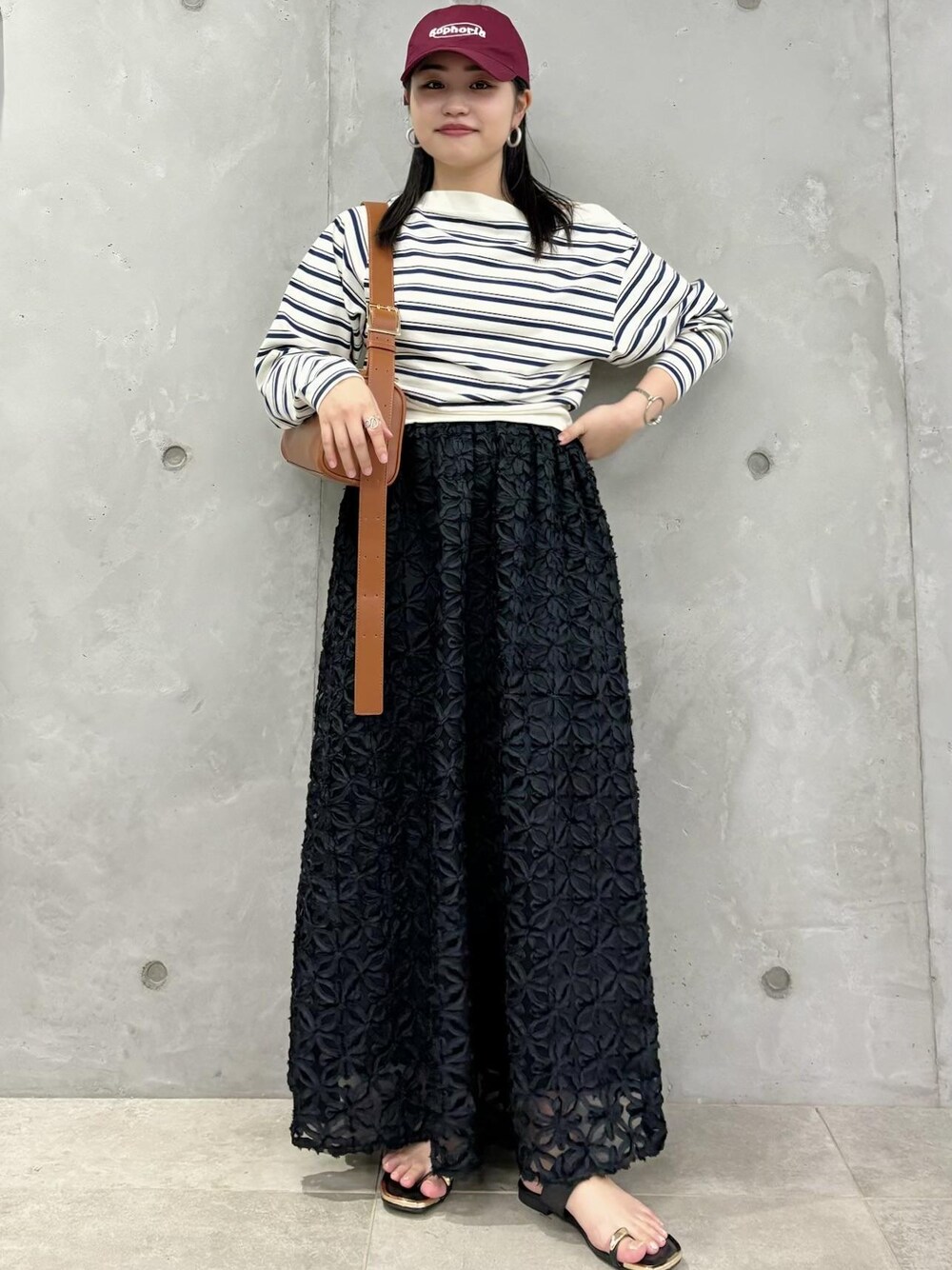 「154㎝、春コーデ、オフショル、お出かけ、スカート、ブラック、ホワイト、プルオーバー、カットソー、クルーネック、ボーダー、花柄、総柄、サンダル、フラット」｜「VISの刺繍ロゴキャップ（キャップ、レッド系）」を使った、MAIさん（レディース・154cm）の冬コーディネートの1枚目の写真