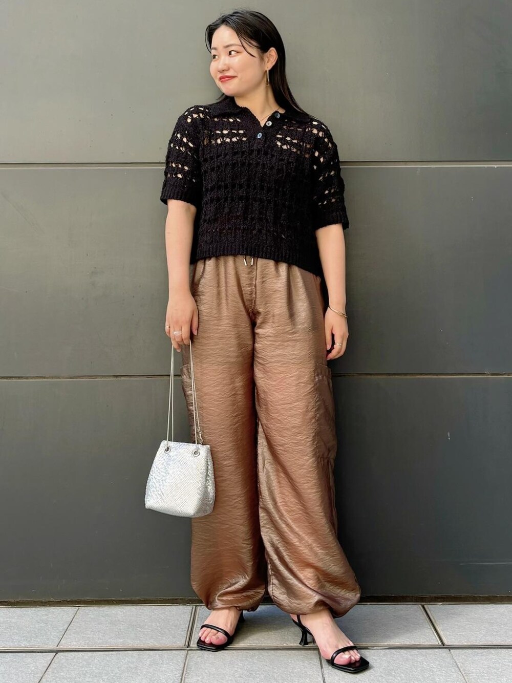 「154㎝、ポロ、シアー、カーゴパンツ、ハンドバッグ、ニット、五分袖、透かし編み、パンツ、サンダル、ヒール、ストラップ、ストラップサンダル、初秋コーデ、秋コーデ」｜「Juzeのストラップヒールサンダル（サンダル、ブラック系）」を使った、MAIさん（レディース・154cm）の夏コーディネートの1枚目の写真