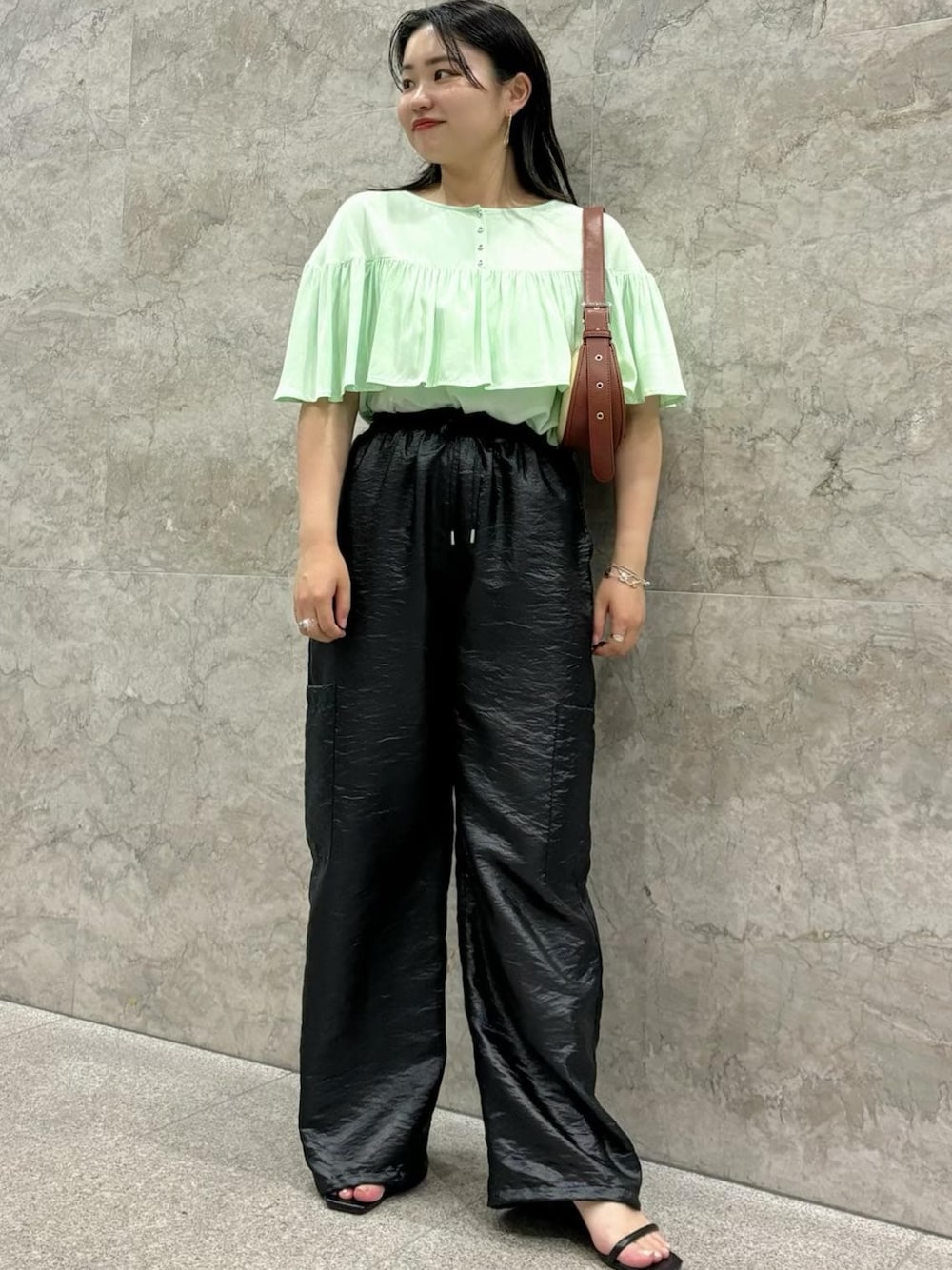 「154㎝、体型カバー、シアー、着映え、カーゴパンツ、ブラウス、半袖、グリーン、クルーネック、フリル、ブラック、パンツ、サンダル、ヒール、ストラップ」｜「Juzeのストラップヒールサンダル（サンダル、ブラック系）」を使った、MAIさん（レディース・154cm）の夏コーディネートの1枚目の写真