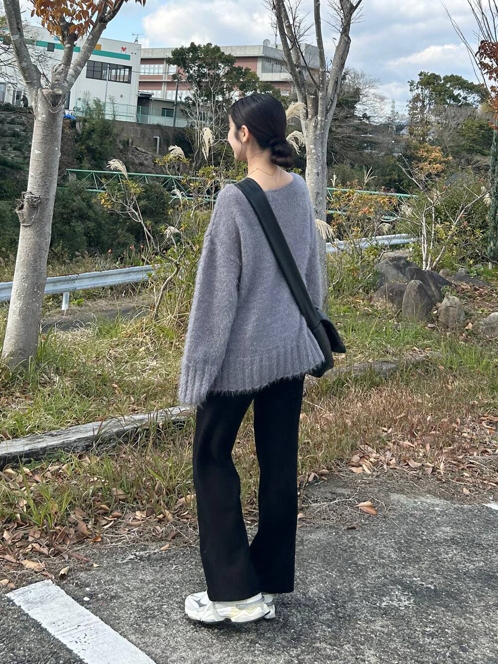 グレー系のニット/セーター、ブラック系のその他パンツ、ゴールド系のチョーカーを着用したレディースの冬コーディネートの1枚目の写真