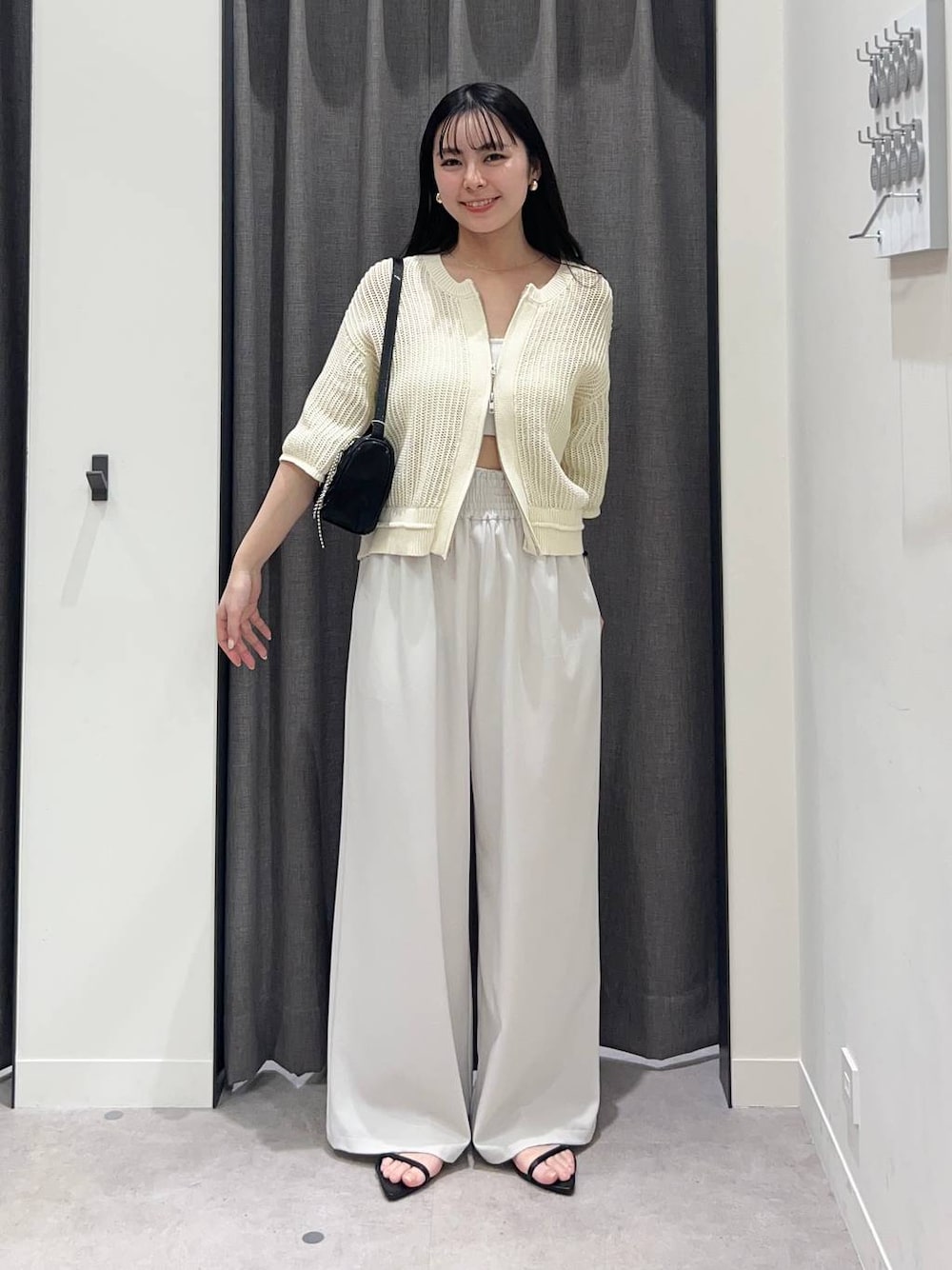 「ローリーズスタイル_LOWRYS FARM、LOWRYS FARM、パンツ、カーディガン、骨格ストレート、カップ付きインナー、きれいめカジュアル」｜「LOWRYS FARMのスタイルＵＰカップバンドゥ　145533（キャミソール、ホワイト系）」を使った、tsukemonoemiさん（レディース・160cm）の春コーディネートの1枚目の写真