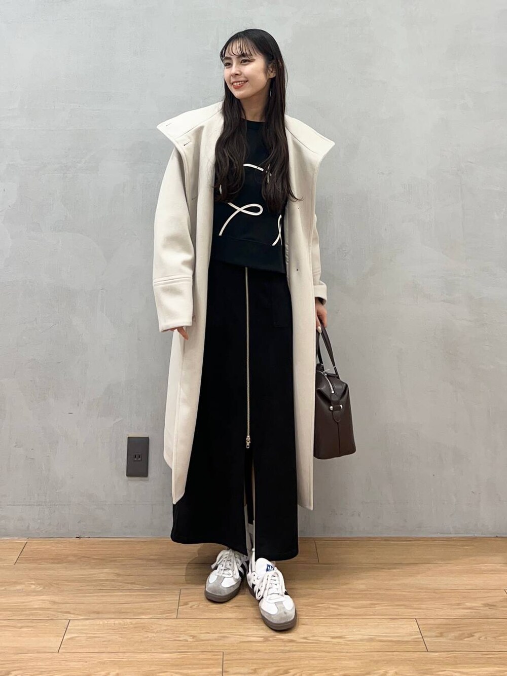 「ローリーズスタイル_LOWRYS FARM、LOWRYS FARM、スカート、スウェット、骨格ストレート、ロングヘア、ロングコート、着痩せ・細見え」｜「LOWRYS FARMのウールライクスタンドコート　 116473（ステンカラーコート、ホワイト系）」を使った、tsukemonoemiさん（レディース・160cm）の冬コーディネートの1枚目の写真