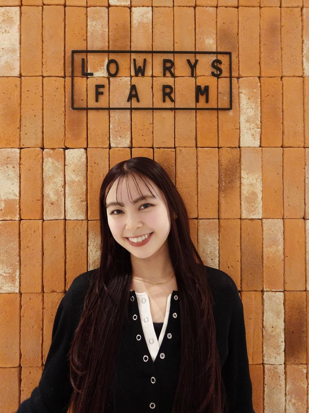 ブラック系のニット/セーター、ホワイト系のニット/セーター、その他のネックレスを着用したレディースの春コーディネートの1枚目の写真