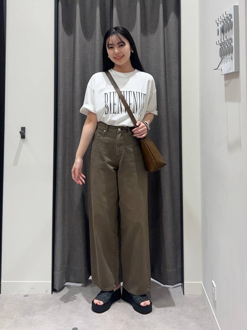 「ローリーズスタイル_LOWRYS FARM、LOWRYS FARM、Tシャツ、デニムパンツ、骨格ストレート、夏コーデ、ブラウン」｜「LOWRYS FARMのカンドウフィットニットサンダル 283661（サンダル、ブラック系）」を使った、tsukemonoemiさん（レディース・160cm）の春コーディネートの1枚目の写真