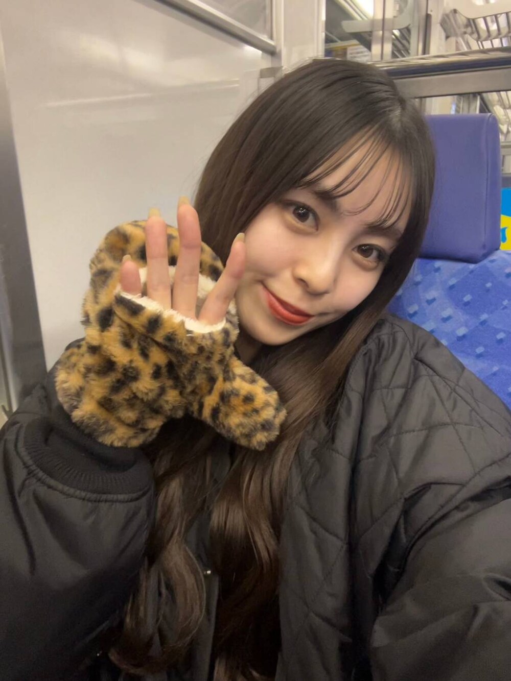 ブラウン系の手袋を着用したレディースの冬コーディネートの1枚目の写真