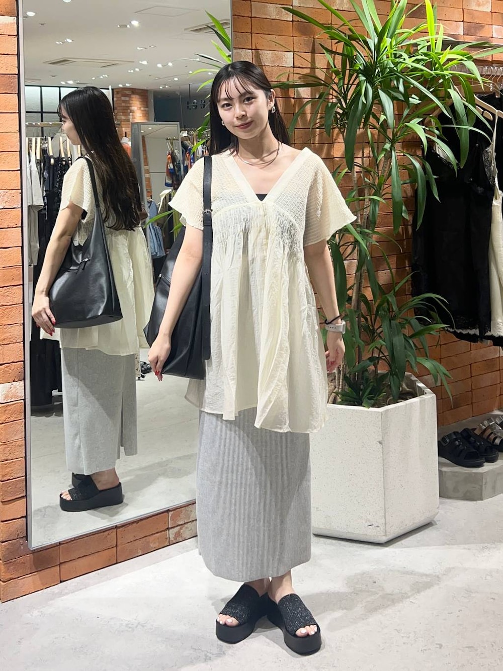 「ローリーズスタイル_LOWRYS FARM、LOWRYS FARM、スカート、ブラウス、きれいめカジュアル、骨格ストレート、楽ちんコーデ、体型カバー」｜「LOWRYS FARMのカットリブタイトスカート　103920（スカート、グレー系）」を使った、tsukemonoemiさん（レディース・160cm）の夏コーディネートの1枚目の写真