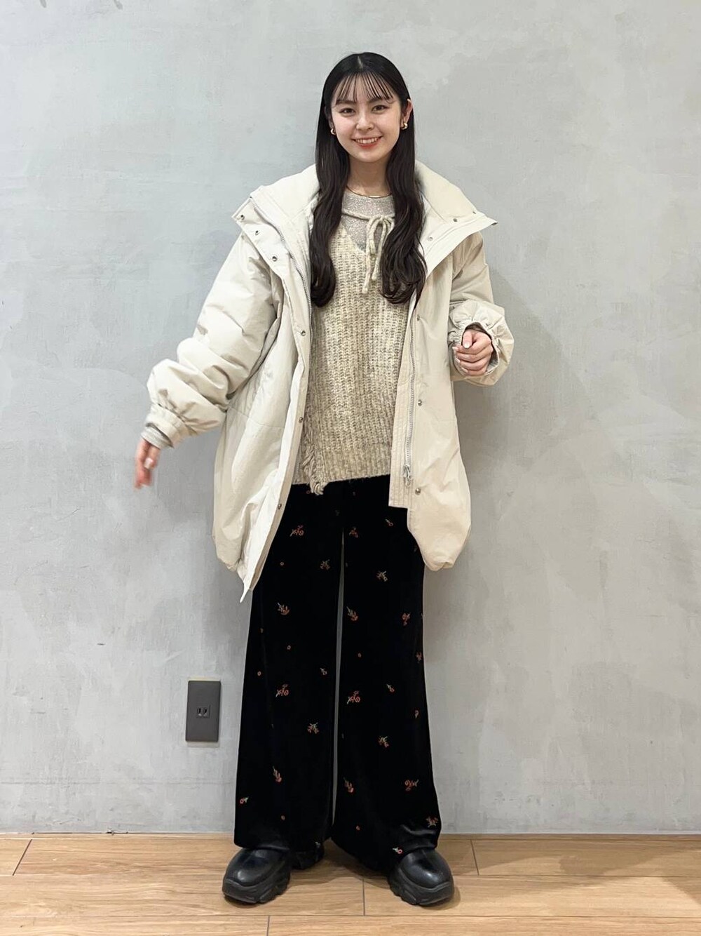 「ローリーズスタイル_LOWRYS FARM、LOWRYS FARM、パンツ、ニット、アウター、骨格ストレート、きれいめカジュアル、冬コーデ、クリスマス」｜「LOWRYS FARMのモンスターコート　116447（その他アウター、ホワイト系）」を使った、tsukemonoemiさん（レディース・160cm）の冬コーディネートの1枚目の写真