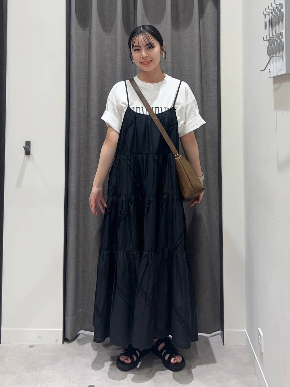 「ローリーズスタイル_LOWRYS FARM、LOWRYS FARM、ワンピース、Tシャツ、骨格ストレート、カジュアル、夏コーデ」｜「LOWRYS FARMのカンドウフィットグルカ 283656（サンダル、ブラック系）」を使った、tsukemonoemiさん（レディース・160cm）の春コーディネートの1枚目の写真