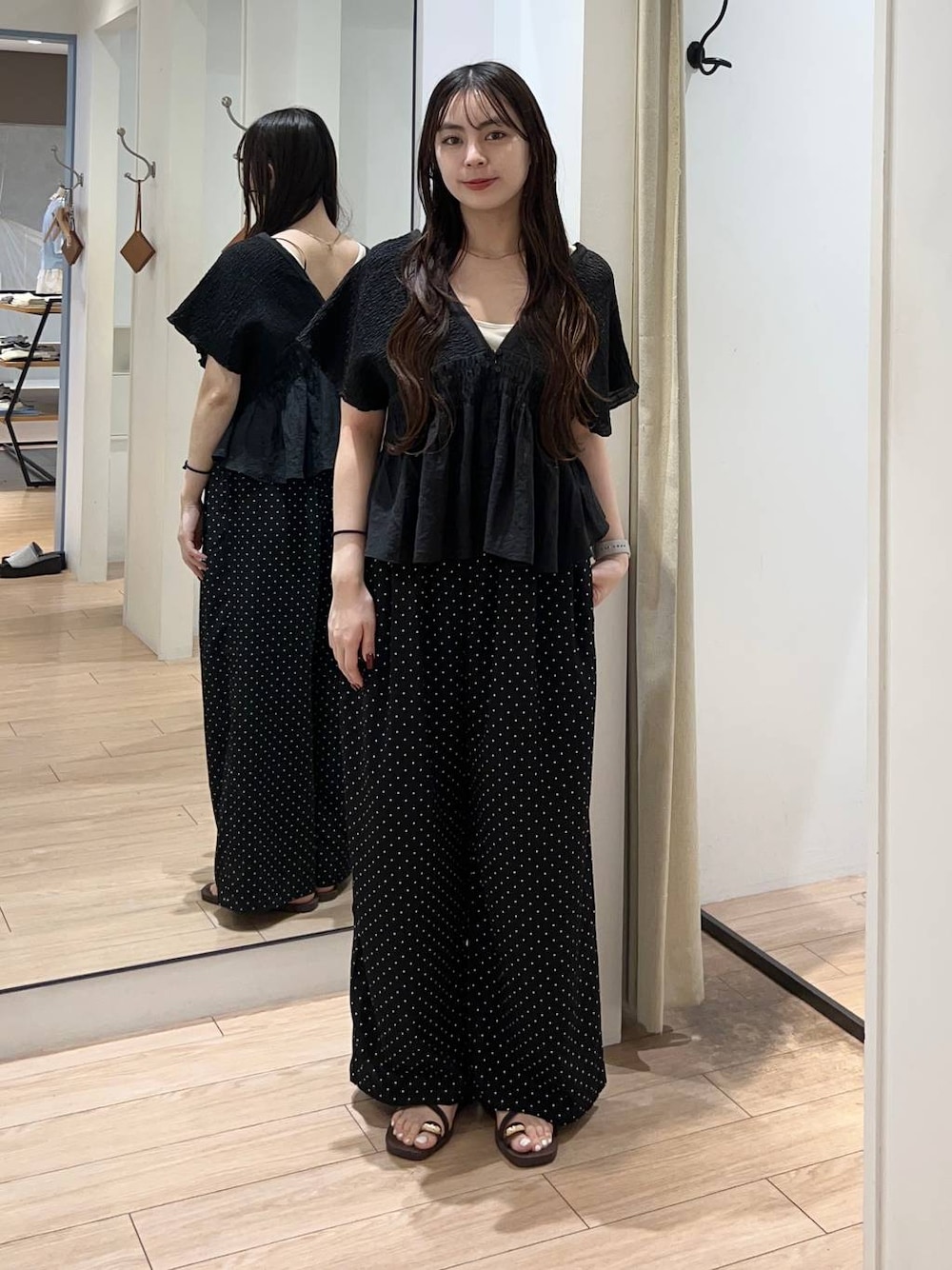 ホワイト系のTシャツ/カットソー、ブラウン系のサンダル、ブラック系のシャツ/ブラウスを着用したレディースの夏コーディネートの1枚目の写真