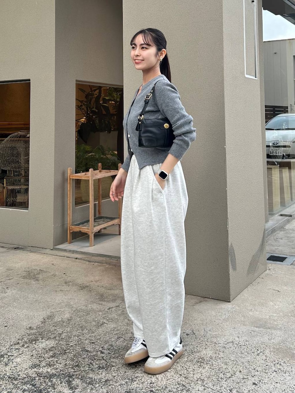「ローリーズスタイル_LOWRYS FARM、LOWRYS FARM、骨格ストレート、きれいめカジュアル」｜「LOWRYS FARMのカットイージーコクーンパンツ２ 491345（デニムパンツ、グレー系）」を使った、tsukemonoemiさん（レディース・160cm）の夏コーディネートの1枚目の写真