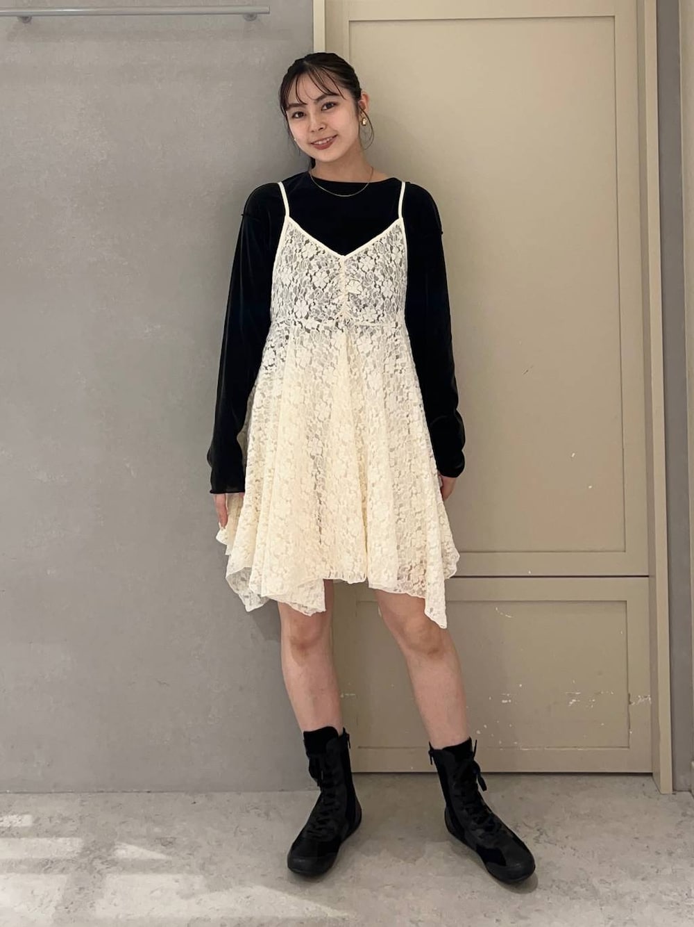 ホワイト系のその他パンツ、ブラック系のTシャツ/カットソー、ブラック系のブーツを着用したレディースの秋コーディネートの1枚目の写真