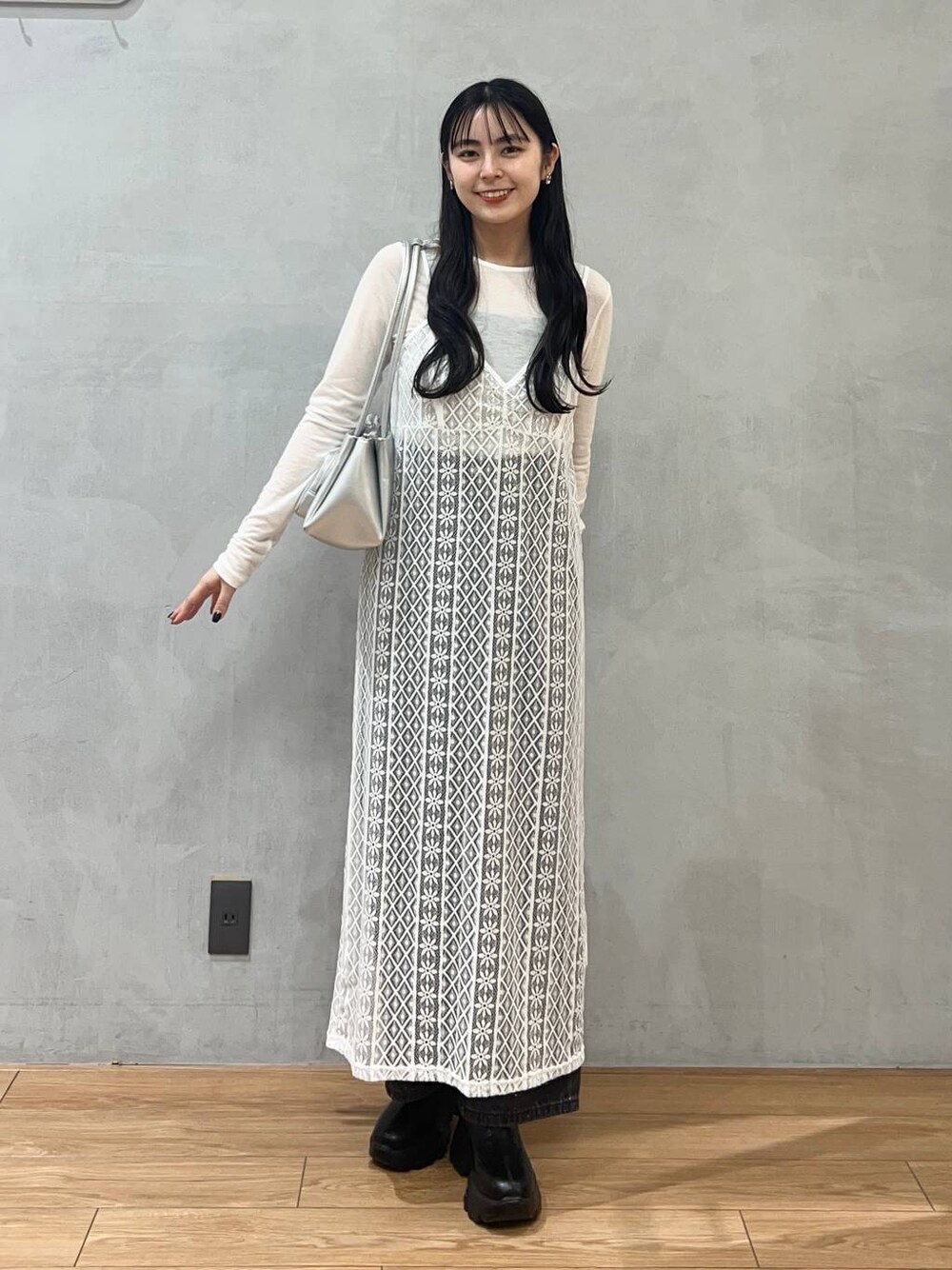 「ローリーズスタイル_LOWRYS FARM、LOWRYS FARM、キャミワンピース、ワンピース、デニムパンツ、ショートブーツ、骨格ストレート、きれいめカジュアル」｜「LOWRYS FARMのストレッチスニーカーブーツ　133385（ブーツ、ブラック系）」を使った、tsukemonoemiさん（レディース・160cm）の秋コーディネートの1枚目の写真