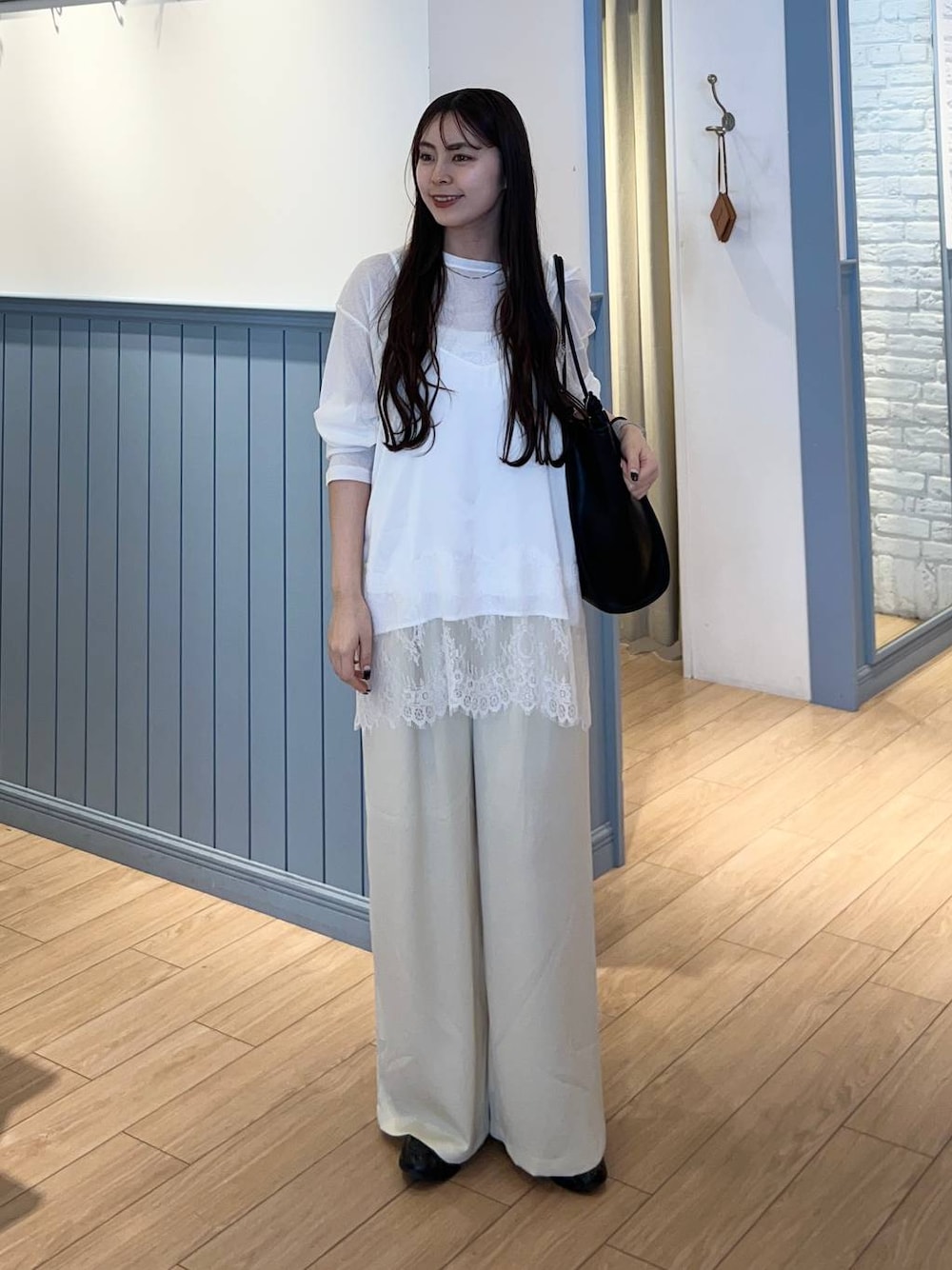 ホワイト系のTシャツ/カットソー、ブラック系のローファー、ホワイト系のその他パンツを着用したレディースの春コーディネートの1枚目の写真
