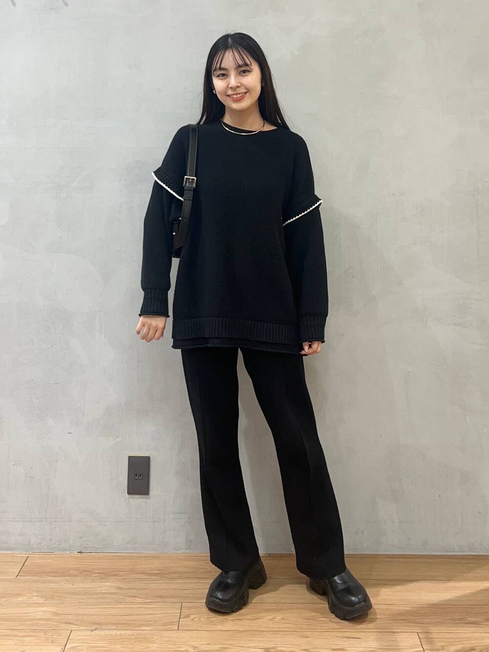 「ローリーズスタイル_LOWRYS FARM、LOWRYS FARM、パンツ、ニット、モノトーン、きれいめカジュアル、骨格ストレート、着痩せ・細見え」｜「LOWRYS FARMの２WAYステッチプルオーバーLS　116684（ニット/セーター、ブラック系）」を使った、tsukemonoemiさん（レディース・160cm）の秋コーディネートの1枚目の写真