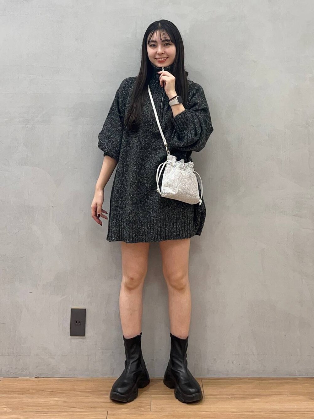 ブルー系のその他パンツ、ブラック系のブーツ、シルバー系のショルダーバッグを着用したレディースの秋コーディネートの1枚目の写真