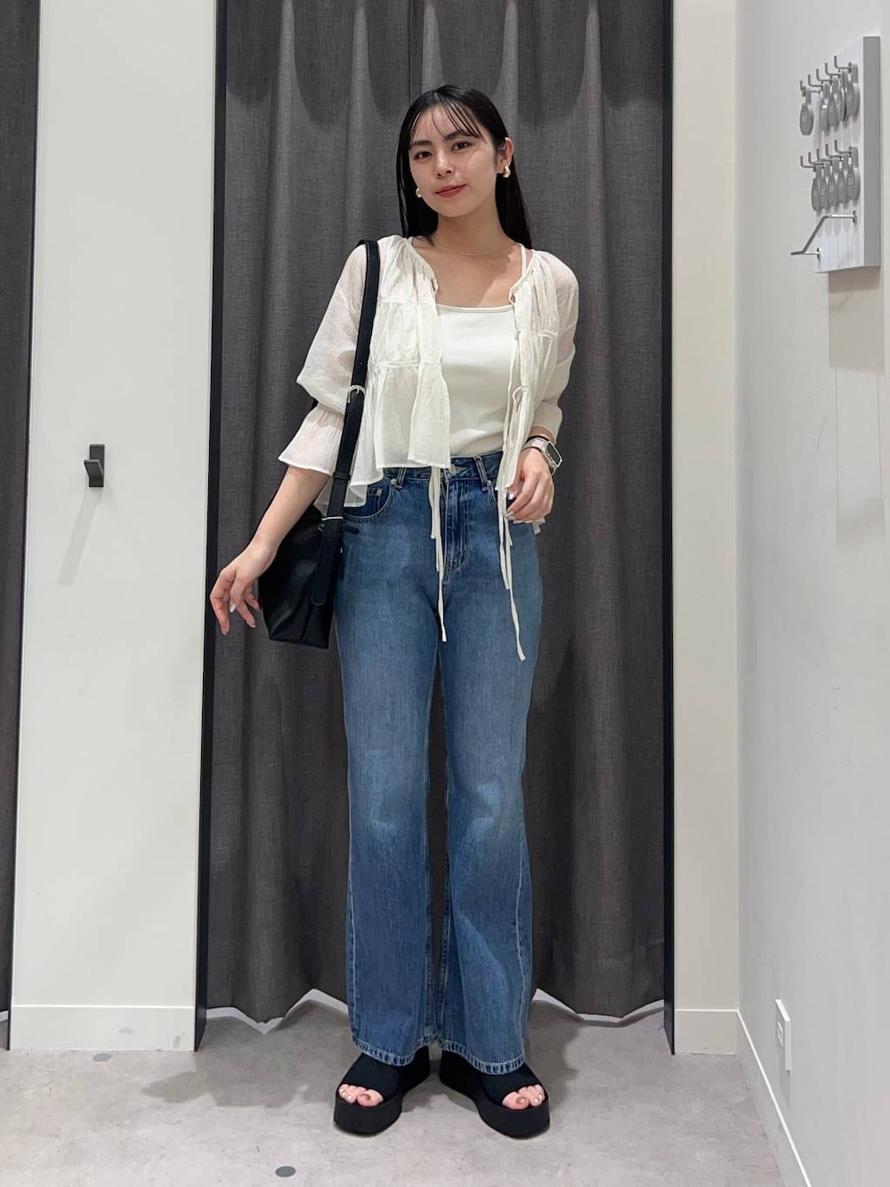 「ローリーズスタイル_LOWRYS FARM、LOWRYS FARM、ブラウス、デニムパンツ、骨格ストレート、カップ付きインナー、きれいめカジュアル」｜「LOWRYS FARMのスタイルＵＰクロスカップキャミ　100757（Tシャツ/カットソー、ホワイト系）」を使った、tsukemonoemiさん（レディース・160cm）の夏コーディネートの1枚目の写真