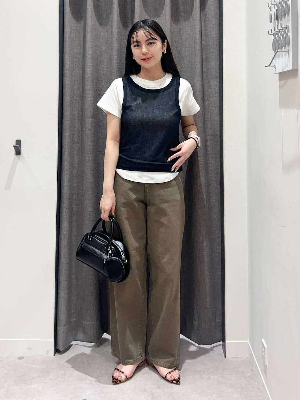 「ローリーズスタイル_LOWRYS FARM、LOWRYS FARM、デニムパンツ、骨格ストレート、きれいめカジュアル、夏コーデ」｜「LOWRYS FARMのカラーデニムパンツ 452481（デニムパンツ、ブラウン系）」を使った、tsukemonoemiさん（レディース・160cm）の夏コーディネートの1枚目の写真