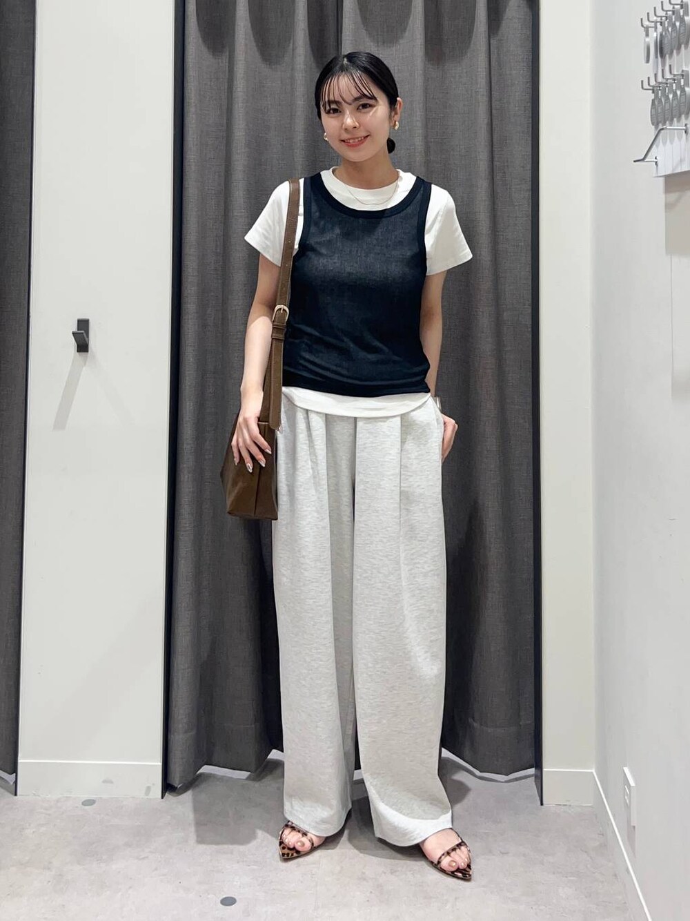「ローリーズスタイル_LOWRYS FARM、LOWRYS FARM、スウェットパンツ、Tシャツ、タンクトップ、骨格ストレート、モード、モノトーン、きれいめカジュアル」｜「LOWRYS FARMのLFショルダーBAG　308293（ショルダーバッグ、ブラウン系）」を使った、tsukemonoemiさん（レディース・160cm）の春コーディネートの1枚目の写真