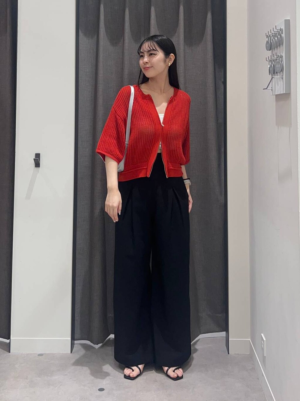「ローリーズスタイル_LOWRYS FARM、LOWRYS FARM、パンツ、カーディガン、きれいめカジュアル、骨格ストレート、夏コーデ」｜「LOWRYS FARMのスタイルＵＰカップバンドゥ　145533（キャミソール、ホワイト系）」を使った、tsukemonoemiさん（レディース・160cm）の春コーディネートの1枚目の写真