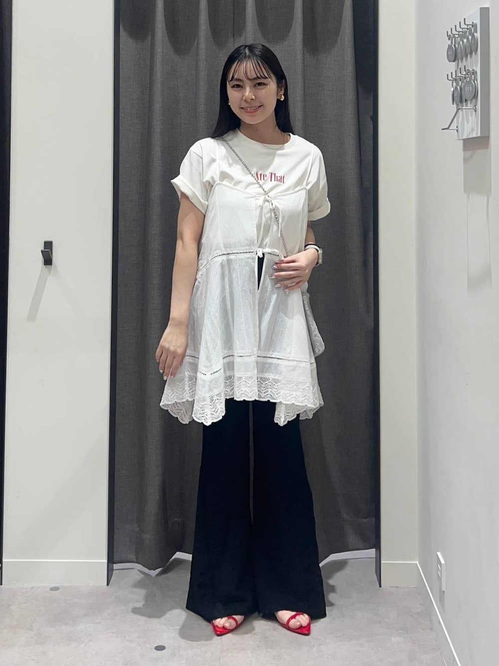 「ローリーズスタイル_LOWRYS FARM、LOWRYS FARM、キャミワンピース、パンツ、骨格ストレート、きれいめカジュアル、夏コーデ」｜「Me%のメタルメッシュポーチショルダー　103417（ショルダーバッグ、シルバー系）」を使った、tsukemonoemiさん（レディース・160cm）の春コーディネートの1枚目の写真