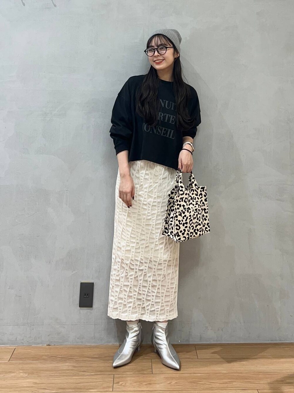 「ローリーズスタイル_LOWRYS FARM、LOWRYS FARM、スカート、ロンT、骨格ストレート、きれいめカジュアル、メガネ」｜「LOWRYS FARMのビーズニットワッチ　128530（ハンチング/ベレー帽、グレー系）」を使った、tsukemonoemiさん（レディース・160cm）の秋コーディネートの1枚目の写真