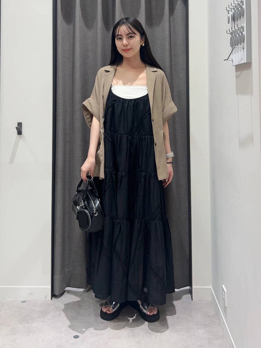 「ローリーズスタイル_LOWRYS FARM、LOWRYS FARM、ワンピース、ジャケット、骨格ストレート、きれいめカジュアル、夏コーデ」｜「LOWRYS FARMのスタイルＵＰカップバンドゥ　145533（キャミソール、ホワイト系）」を使った、tsukemonoemiさん（レディース・160cm）の春コーディネートの1枚目の写真