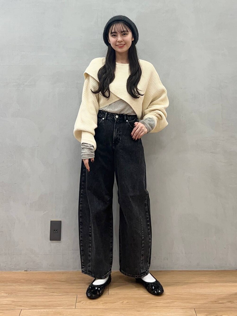 「ローリーズスタイル_LOWRYS FARM、LOWRYS FARM、デニムパンツ、ニット、ベレー帽、きれいめカジュアル、骨格ストレート、秋コーデ」｜「LOWRYS FARMのＣＯＮＥカーブパンツ　131358（デニムパンツ、ブラック系）」を使った、tsukemonoemiさん（レディース・160cm）の秋コーディネートの1枚目の写真