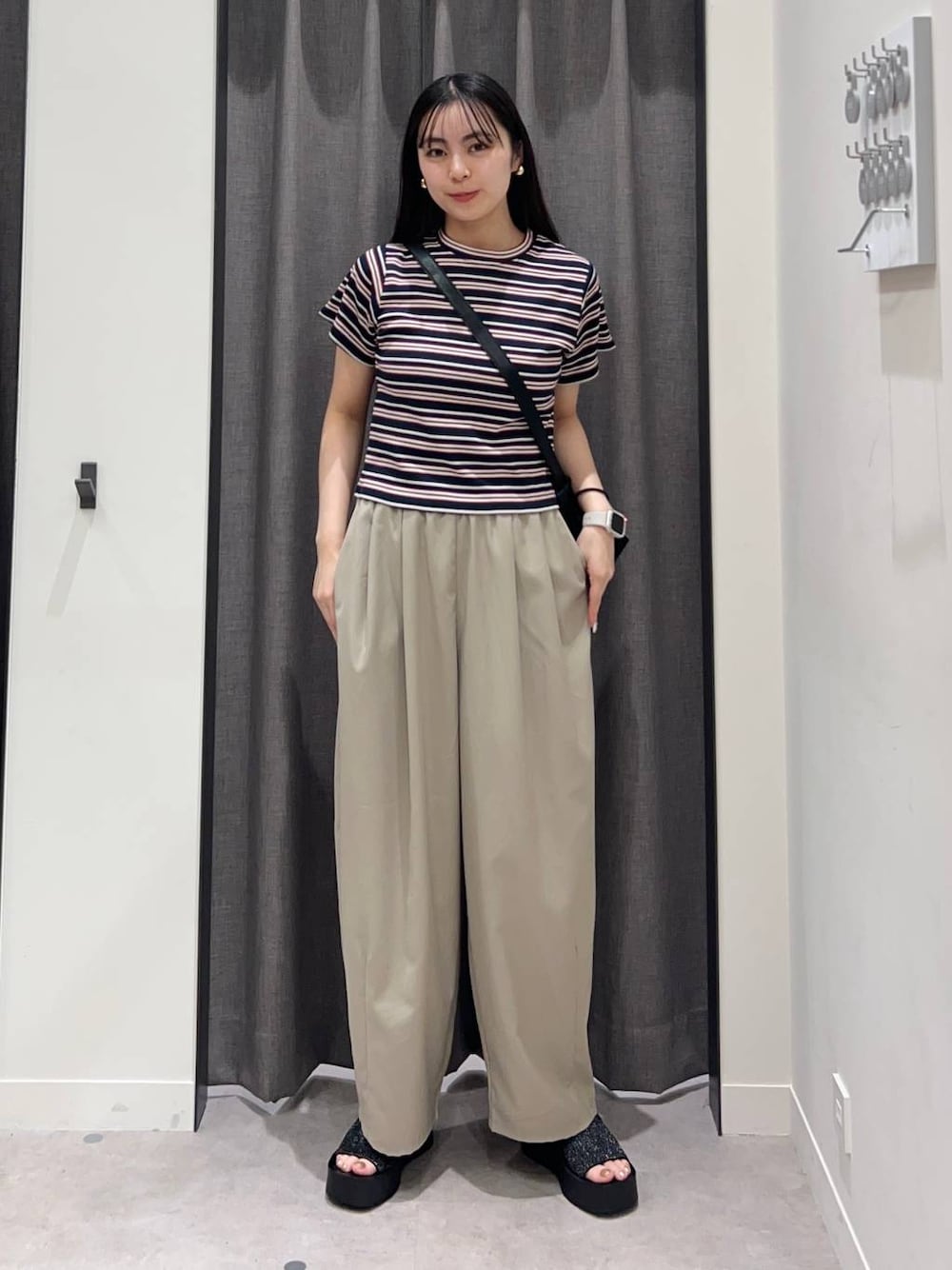 「ローリーズスタイル_LOWRYS FARM、LOWRYS FARM、ワイドパンツ、Tシャツ、カジュアル、骨格ストレート」｜「LOWRYS FARMのフライスチビＴシャツＳＳ 111954（Tシャツ/カットソー、ブルー系）」を使った、tsukemonoemiさん（レディース・160cm）の夏コーディネートの1枚目の写真