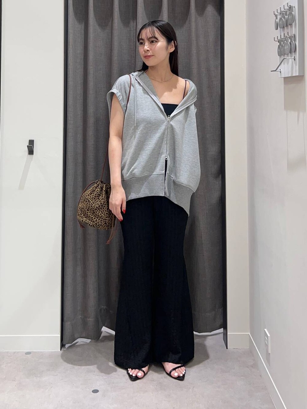 ブラック系のキャミソール、ブラック系のサンダル、ブラック系のその他パンツを着用したレディースの夏コーディネートの1枚目の写真