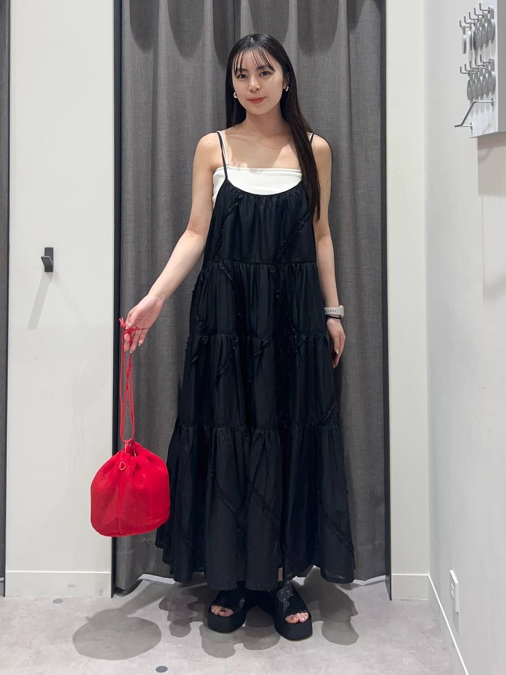「ローリーズスタイル_LOWRYS FARM、LOWRYS FARM、キャミソール、キャミワンピース、カップ付きインナー、骨格ストレート、夏コーデ、きれいめカジュアル」｜「LOWRYS FARMのスタイルＵＰカップバンドゥ　145533（キャミソール、ホワイト系）」を使った、tsukemonoemiさん（レディース・160cm）の春コーディネートの1枚目の写真