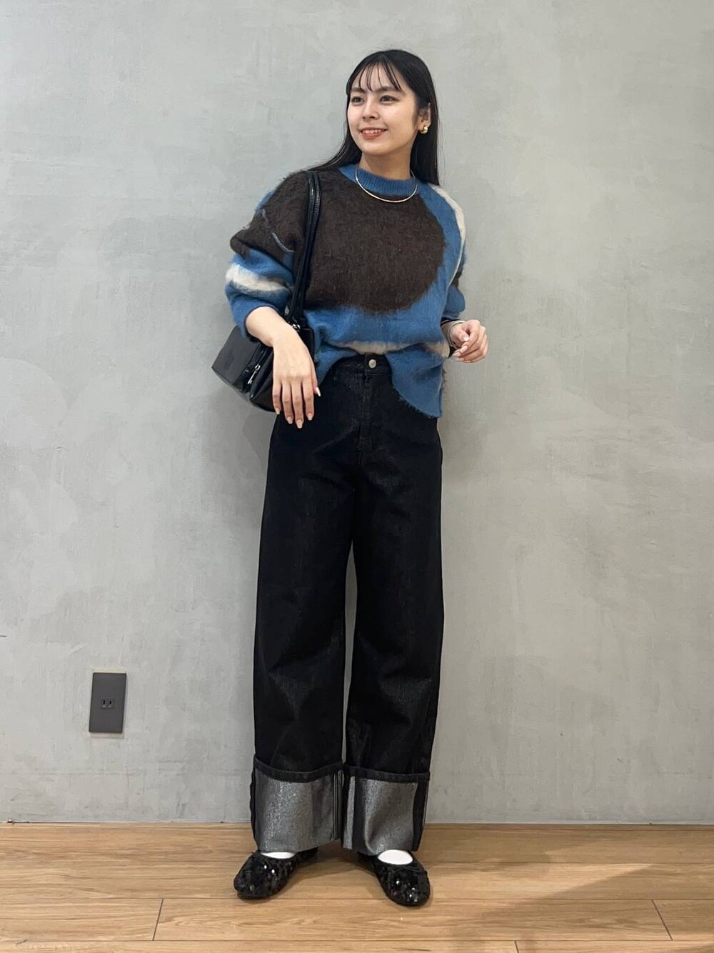 「ローリーズスタイル_LOWRYS FARM、LOWRYS FARM、デニムパンツ、ニット、骨格ストレート、きれいめカジュアル、着痩せ・細見え」｜「LOWRYS FARMのステンレスフープチョーカー 127295（チョーカー、ゴールド系）」を使った、tsukemonoemiさん（レディース・160cm）の秋コーディネートの1枚目の写真
