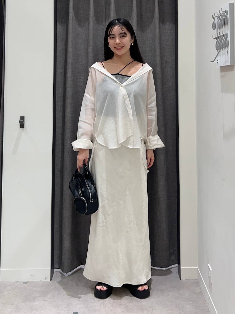 「ローリーズスタイル_LOWRYS FARM、LOWRYS FARM、スカート、シアートップス、シャツ、骨格ストレート、ホワイトコーデ、きれいめ、きれいめカジュアル、夏コーデ」｜「LOWRYS FARMのシアーシャツＬＳ＊　 231459（シャツ/ブラウス、ホワイト系）」を使った、tsukemonoemiさん（レディース・160cm）の春コーディネートの1枚目の写真
