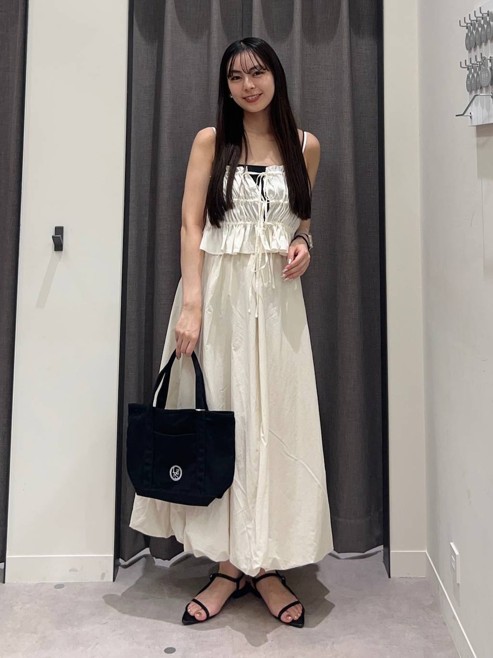 「ローリーズスタイル_LOWRYS FARM、LOWRYS FARM、スカート、ベスト、骨格ストレート、ホワイトコーデ」｜「LOWRYS FARMのポインテッドナローサンダル  287486（サンダル、ブラック系）」を使った、tsukemonoemiさん（レディース・160cm）の夏コーディネートの1枚目の写真