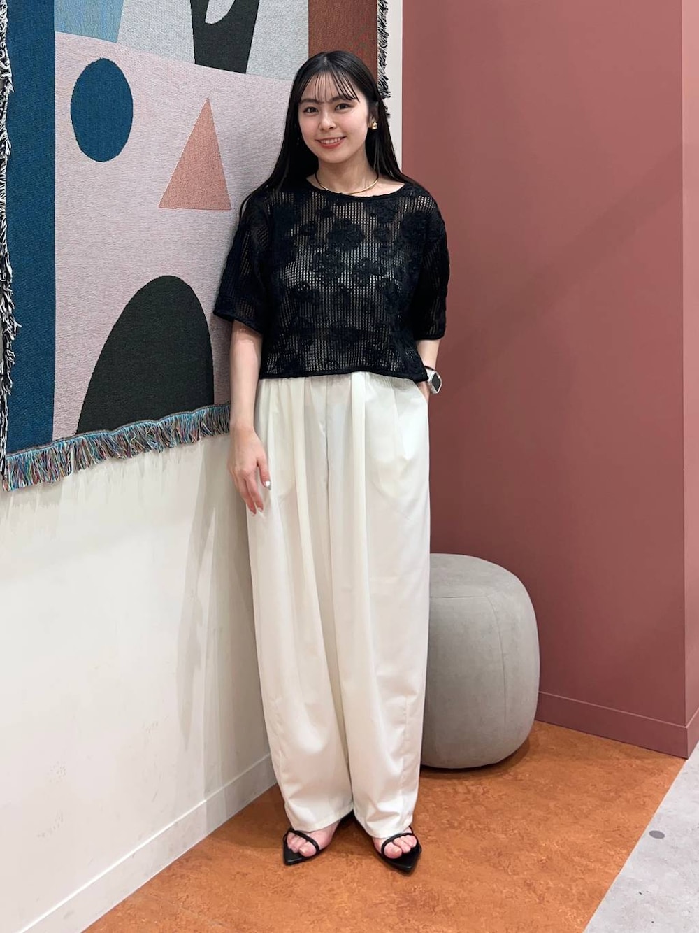 「ローリーズスタイル_LOWRYS FARM、LOWRYS FARM、パンツ、Tシャツ、シアートップス、骨格ストレート、きれいめカジュアル」｜「LOWRYS FARMのスタイルＵＰカップバンドゥ　145533（キャミソール、ホワイト系）」を使った、tsukemonoemiさん（レディース・160cm）の春コーディネートの1枚目の写真