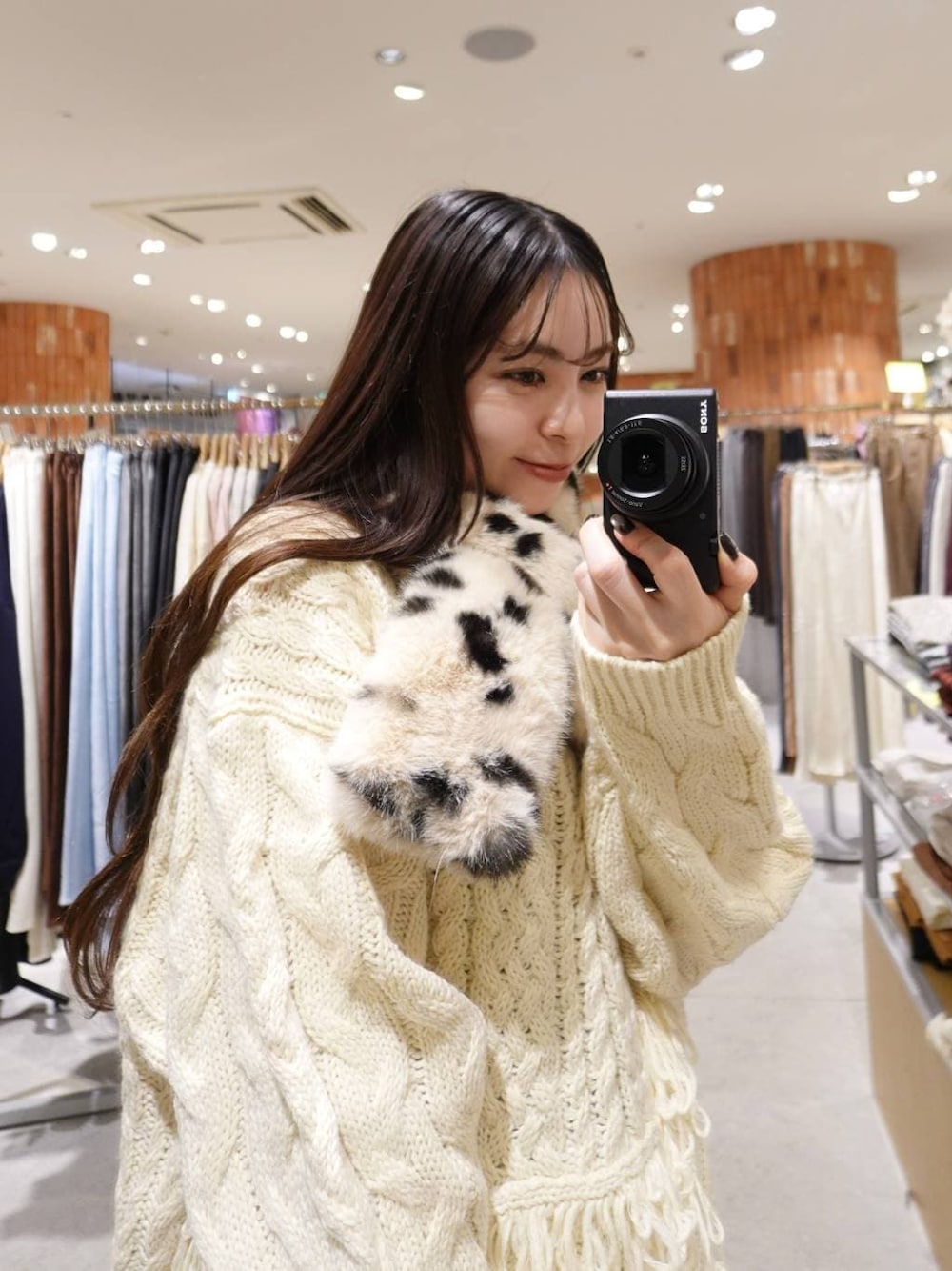 ホワイト系のニット/セーター、その他のネックウォーマー/スヌードを着用したレディースの冬コーディネートの1枚目の写真