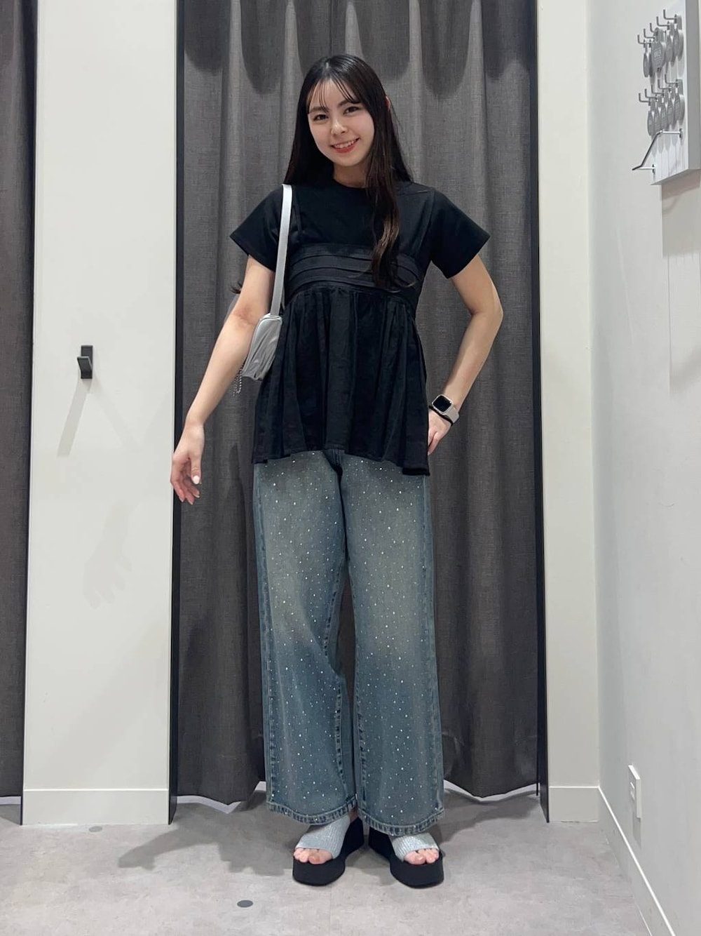 「ローリーズスタイル_LOWRYS FARM、LOWRYS FARM、デニムパンツ、Tシャツ、キャミワンピース、骨格ストレート、きれいめカジュアル」｜「LOWRYS FARMのフライスチビＴシャツＳＳ 111954（Tシャツ/カットソー、ブラック系）」を使った、tsukemonoemiさん（レディース・160cm）の春コーディネートの1枚目の写真