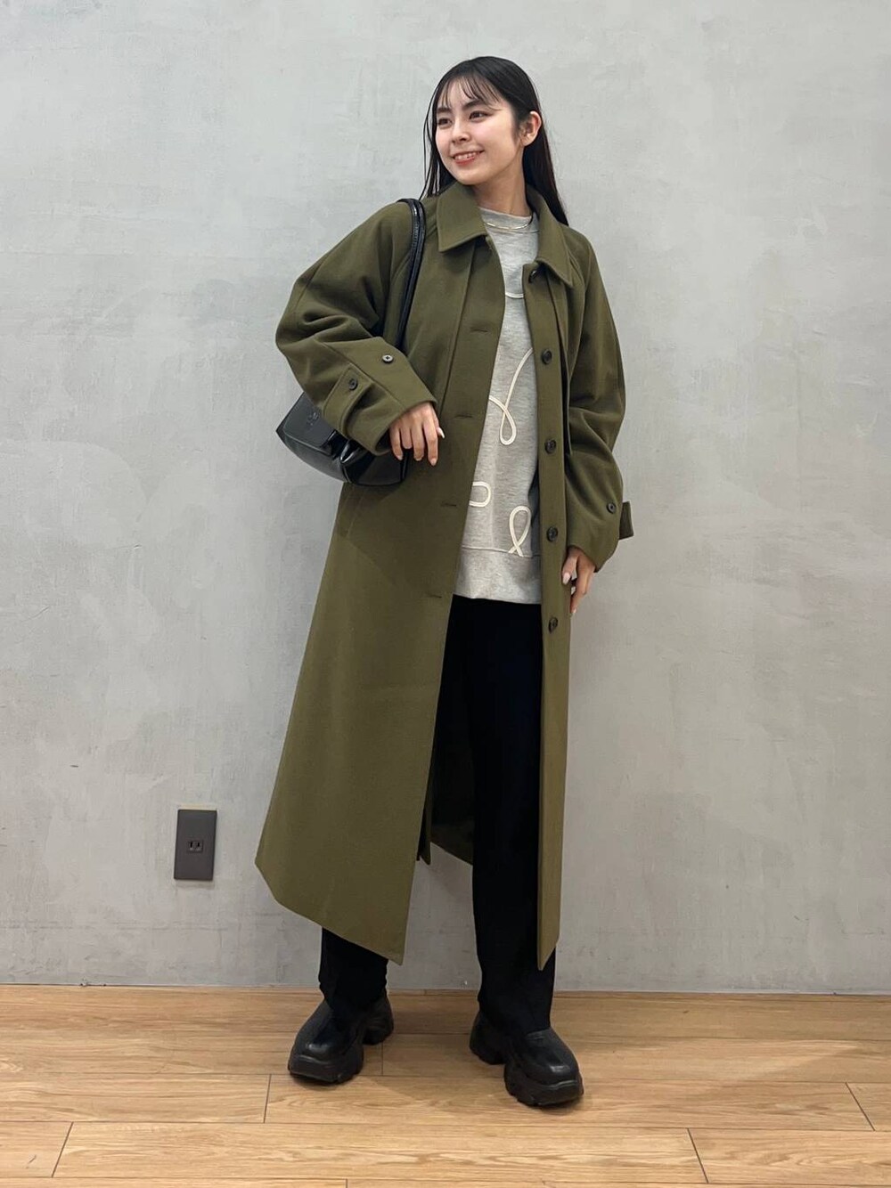 「ローリーズスタイル_LOWRYS FARM、LOWRYS FARM、コート、ニット、パンツ、スウェット、きれいめカジュアル、骨格ストレート」｜「LOWRYS FARMのステンレスフープチョーカー 127295（チョーカー、ゴールド系）」を使った、tsukemonoemiさん（レディース・160cm）の冬コーディネートの1枚目の写真