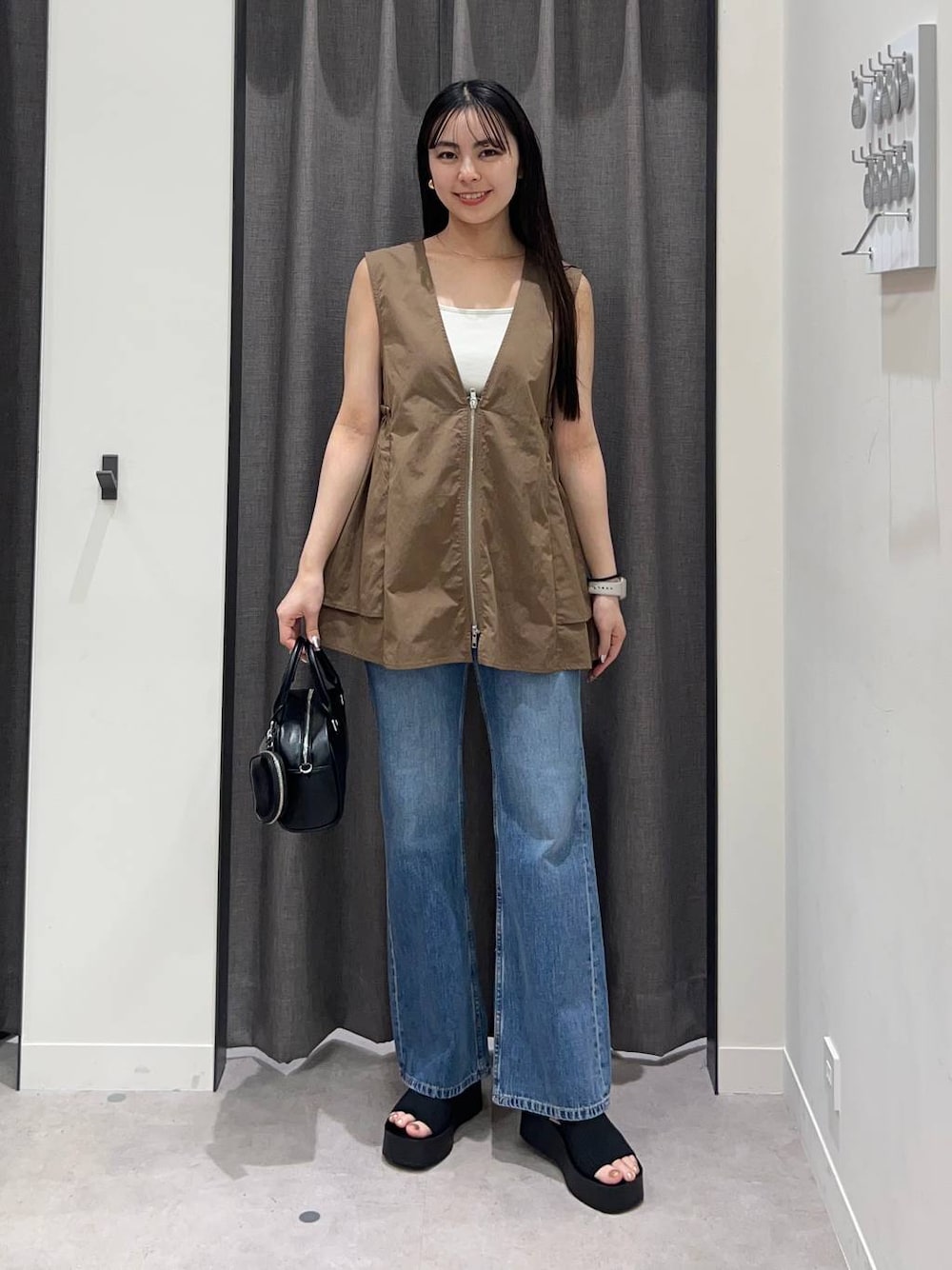 「ローリーズスタイル_LOWRYS FARM、LOWRYS FARM、ベスト、デニムパンツ、骨格ストレート、きれいめカジュアル、バッグ」｜「LOWRYS FARMのスタイルＵＰクロスカップキャミ　100757（Tシャツ/カットソー、ホワイト系）」を使った、tsukemonoemiさん（レディース・160cm）の春コーディネートの1枚目の写真