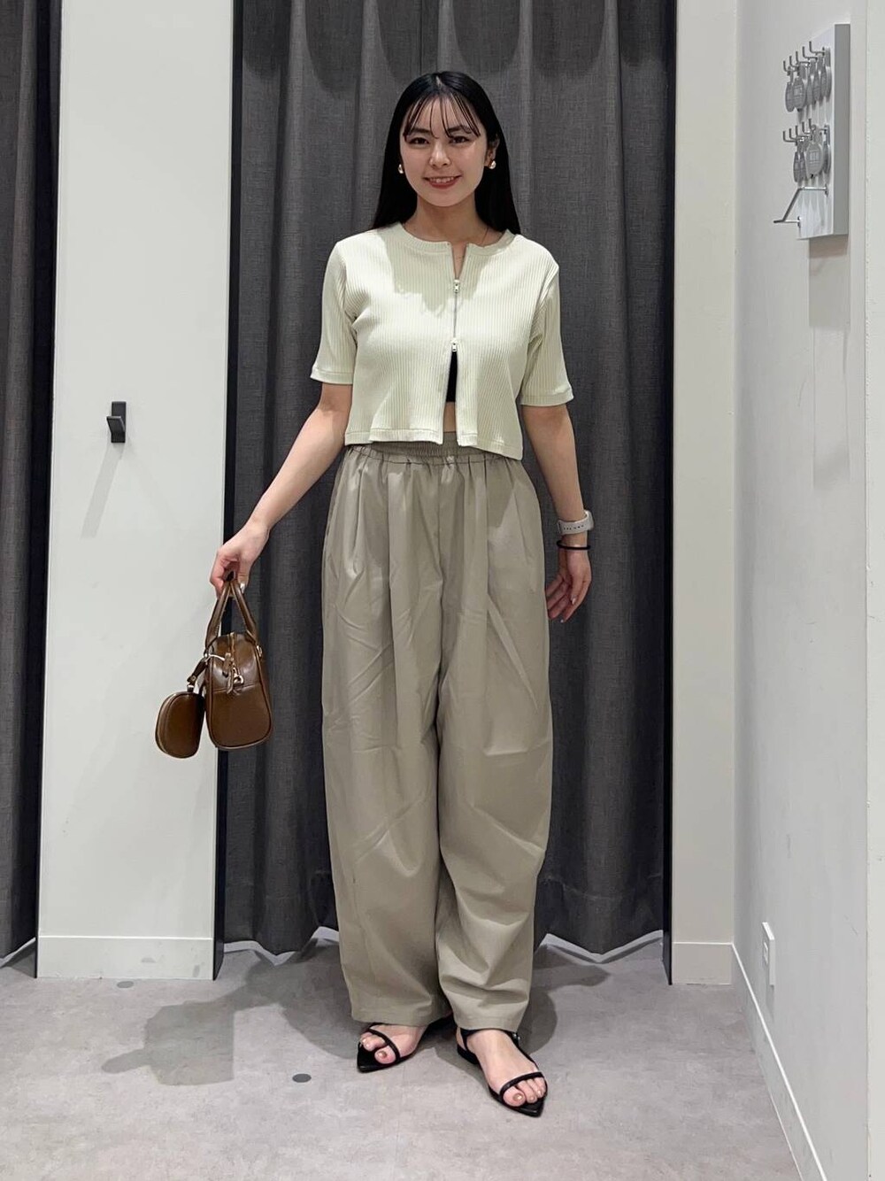 「ローリーズスタイル_LOWRYS FARM、LOWRYS FARM、骨格ストレート、ワイドパンツ、きれいめカジュアル、着痩せ・細見え」｜「LOWRYS FARMのスタイルＵＰカップバンドゥ　145533（キャミソール、ブラック系）」を使った、tsukemonoemiさん（レディース・160cm）の夏コーディネートの1枚目の写真