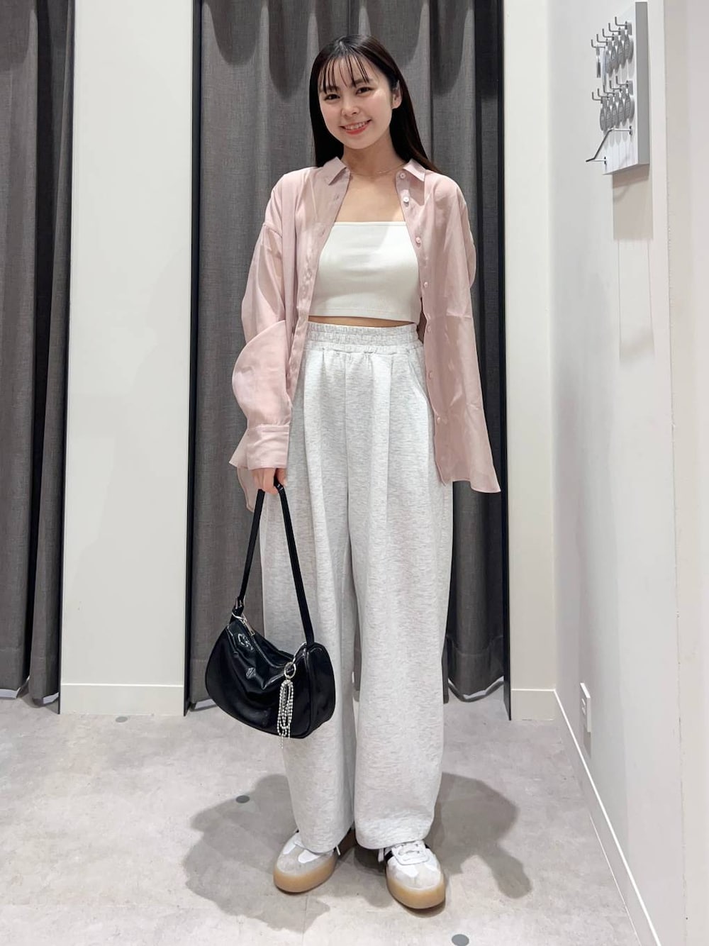 ホワイト系のキャミソール、ピンク系のシャツ/ブラウス、ブラック系のトートバッグを着用したレディースの春コーディネートの1枚目の写真