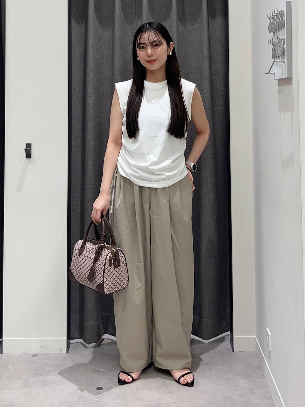 「ローリーズスタイル_LOWRYS FARM、LOWRYS FARM、Tシャツ、ワイドパンツ、骨格ストレート、きれいめカジュアル、楽ちんコーデ、夏コーデ、モノトーン」｜「LOWRYS FARMのポインテッドナローサンダル  287486（サンダル、ブラック系）」を使った、tsukemonoemiさん（レディース・160cm）の夏コーディネートの1枚目の写真